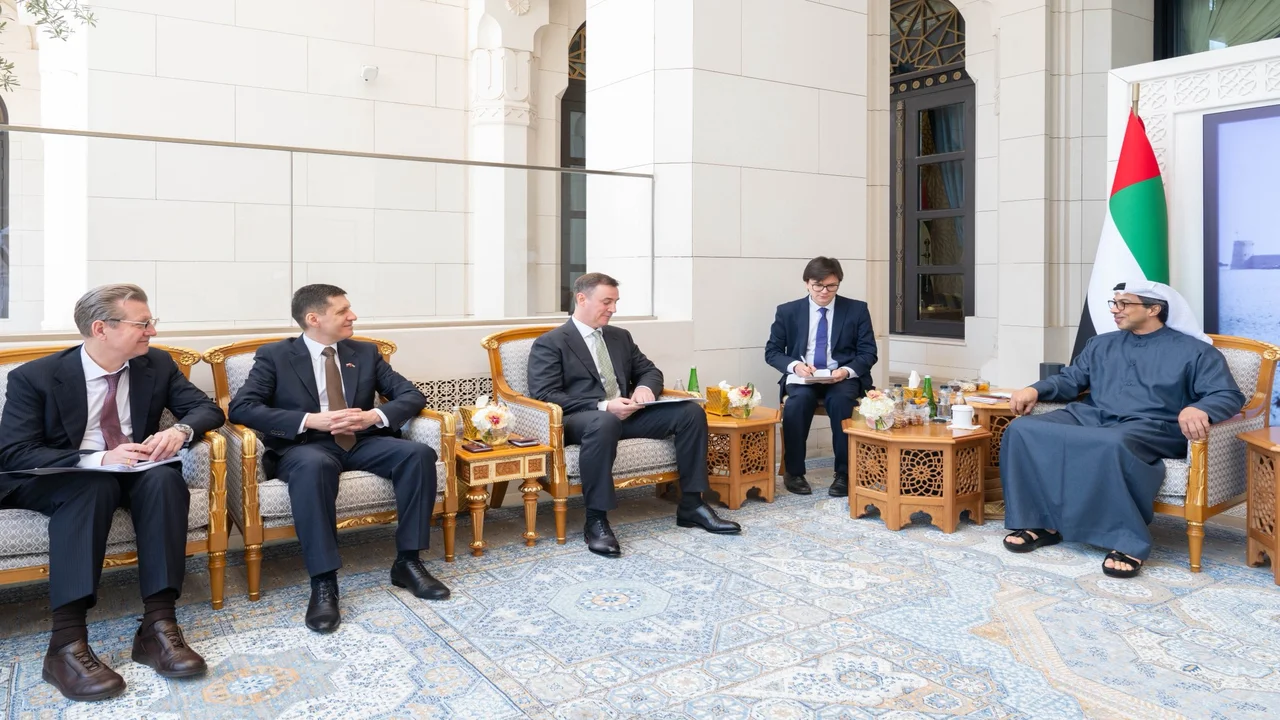 منصور بن زايد يبحث سبل التعاون المشترك مع نائب رئيس الوزراء الروسي